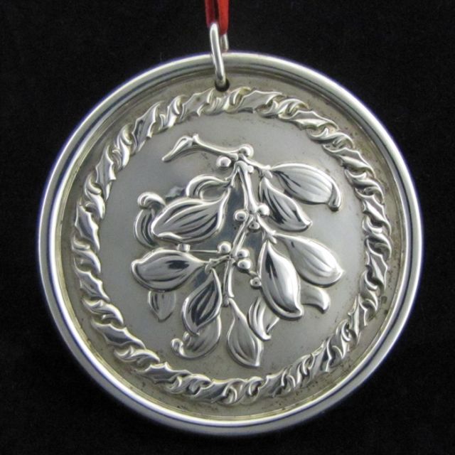 1976 towle sterling silver medallion christmas ornament pendant with selling box